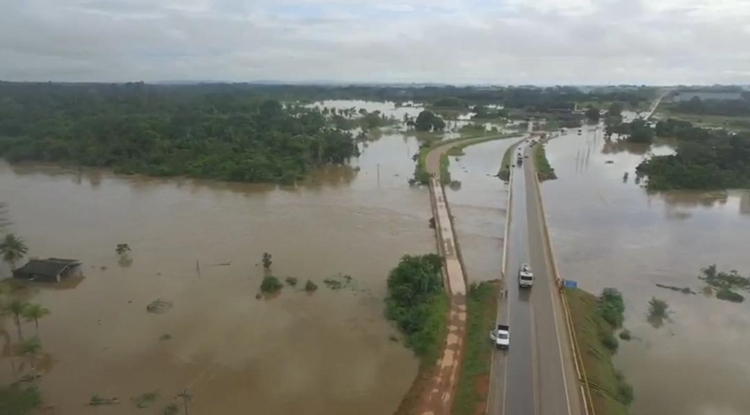 NINGUÉM PASSA: BR-364 permanece fechada após transbordamento do rio Jamari