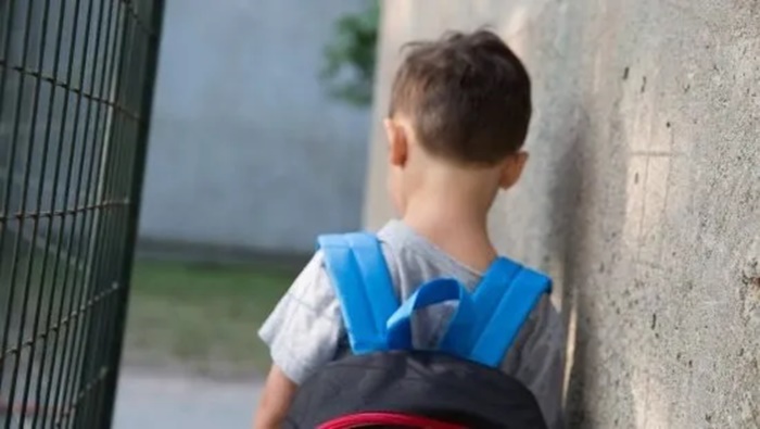 PREOCUPANTE: Motorista de ônibus escolar deixa criança sozinha em ponto errado