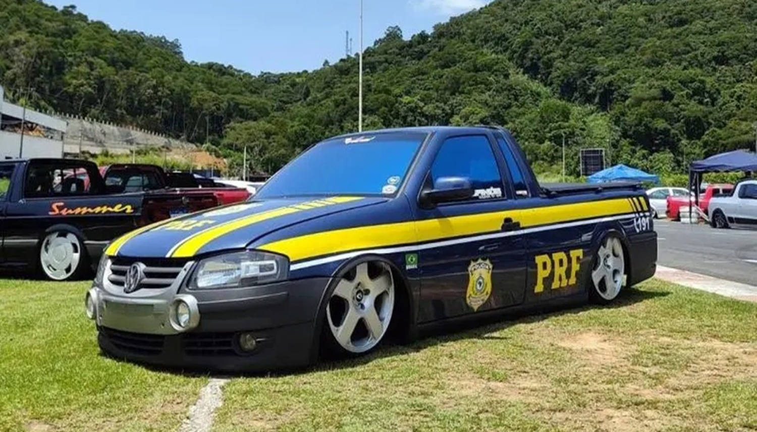VÍDEO: Saveiro rebaixada com logotipo da PRF é apreendida durante evento