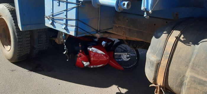 ENTENDA: Mulher vai parar embaixo de caminhão e é salva por homem que consegue parar o veículo