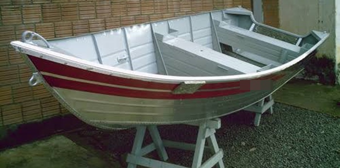 CINCO METROS: Criminosos arrombam portão e fogem levando barco de empresário