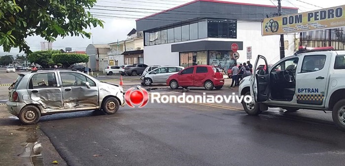 NA DOM PEDRO II: Mulher avança preferencial e provoca grave batida com 3 veículos