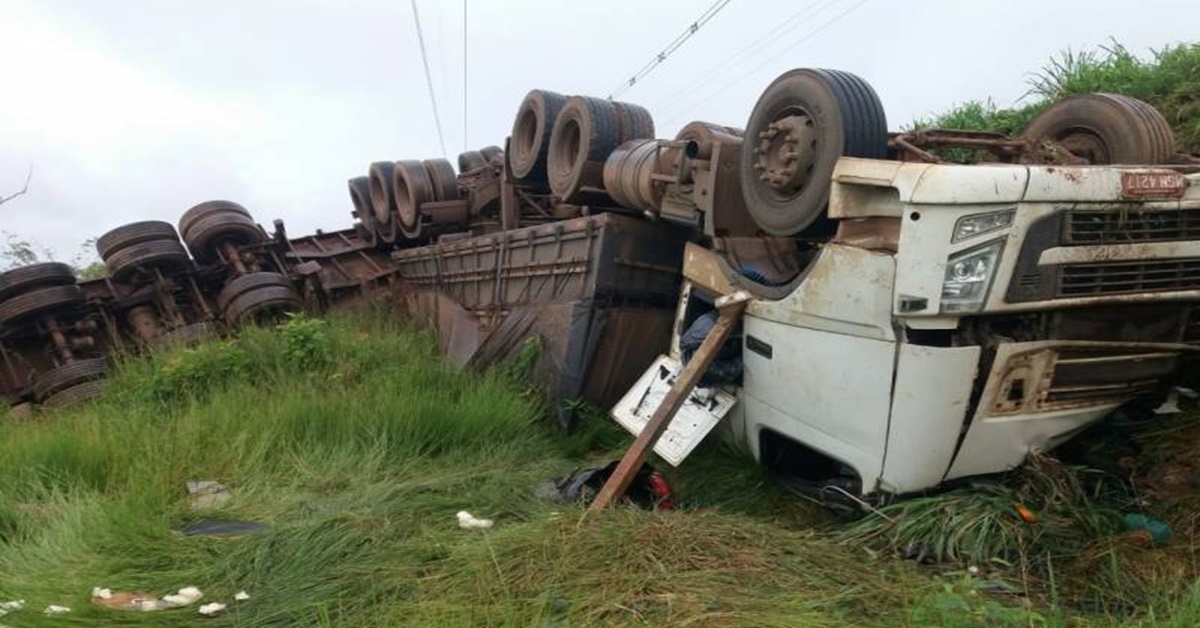 PERDEU O CONTROLE: Motorista se distrai e carreta tomba em trecho da BR-364