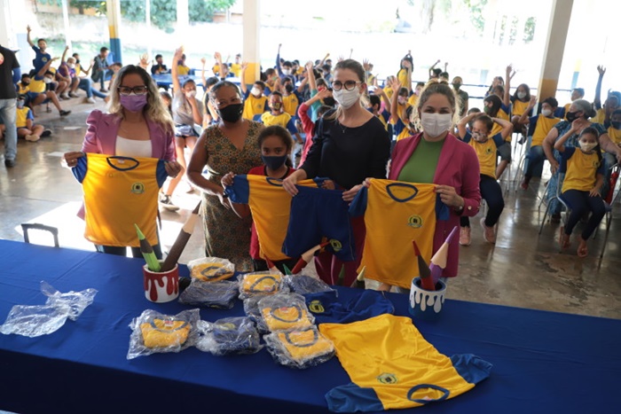 EDUCAÇÃO: Alunos da Escola Rio Madeira recebem uniformes escolares