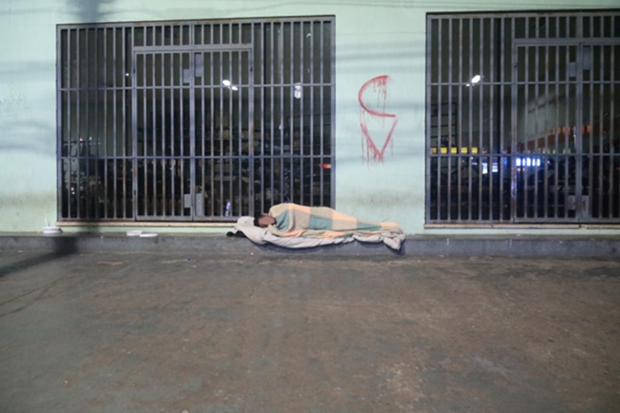 POLÊMICA: Mulher flagra marido fazendo sexo com mendigo em Porto Velho, diz site