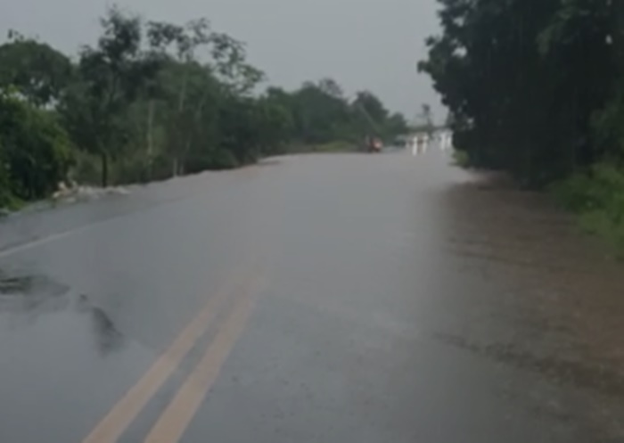 ALAGAMENTO: BR-364 fica parcialmente interditada após transbordamento de rio