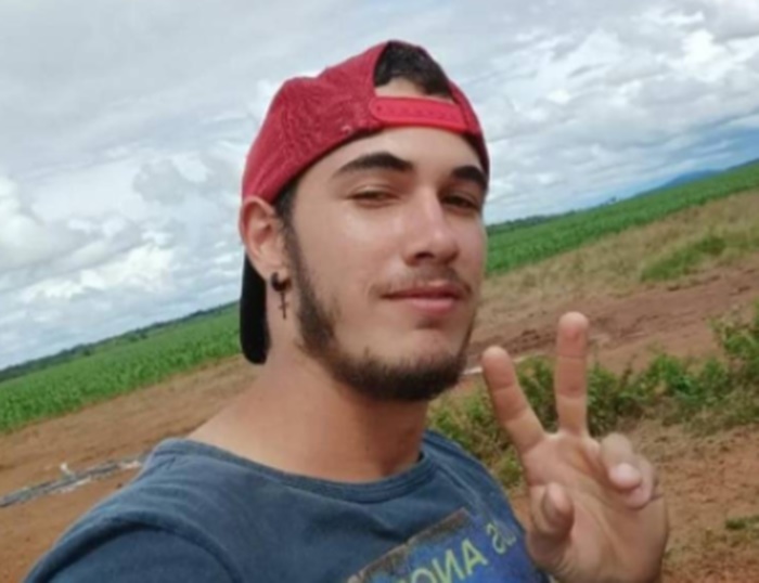 NÃO RESISTIU: Jovem motociclista morre após bater em traseira de caminhão