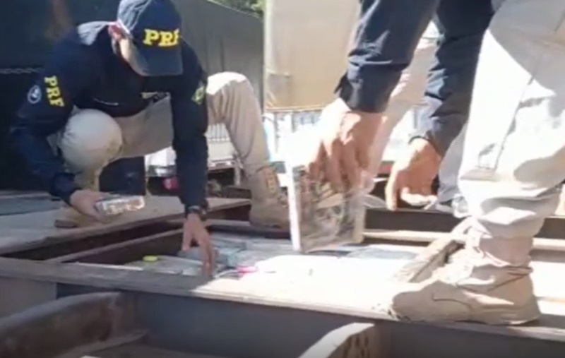VÍDEO: PRF apreende 165 quilos de cocaína escondidos em fundo falso de caminhão