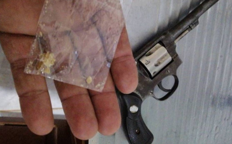 FORAGIDO: Homem vê viatura da PM, se esconde debaixo de cama, mas acaba preso