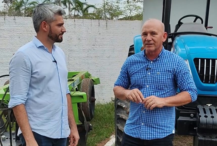 MACHADINHO DO OESTE: Ezequiel Neiva entrega equipamentos para atender o pequeno produtor rural