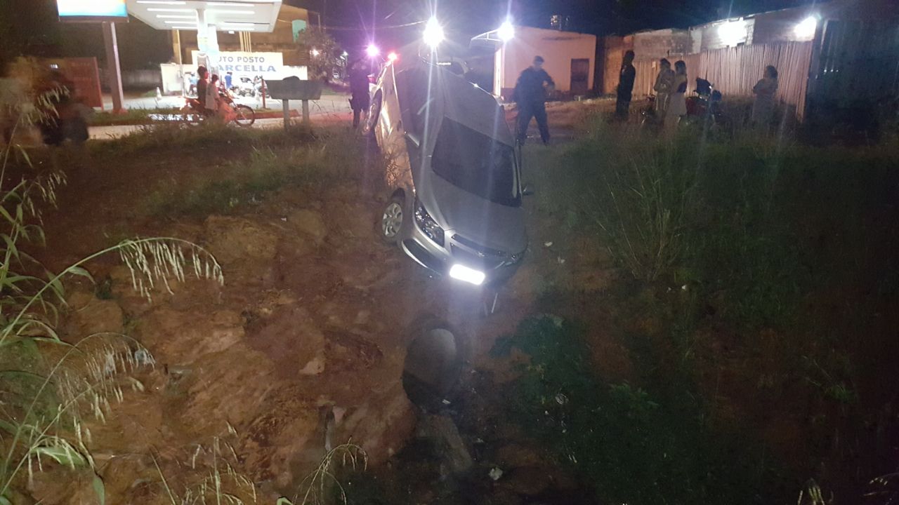 SEM CONTROLE: Motorista embriagado é preso após cair com carro em córrego