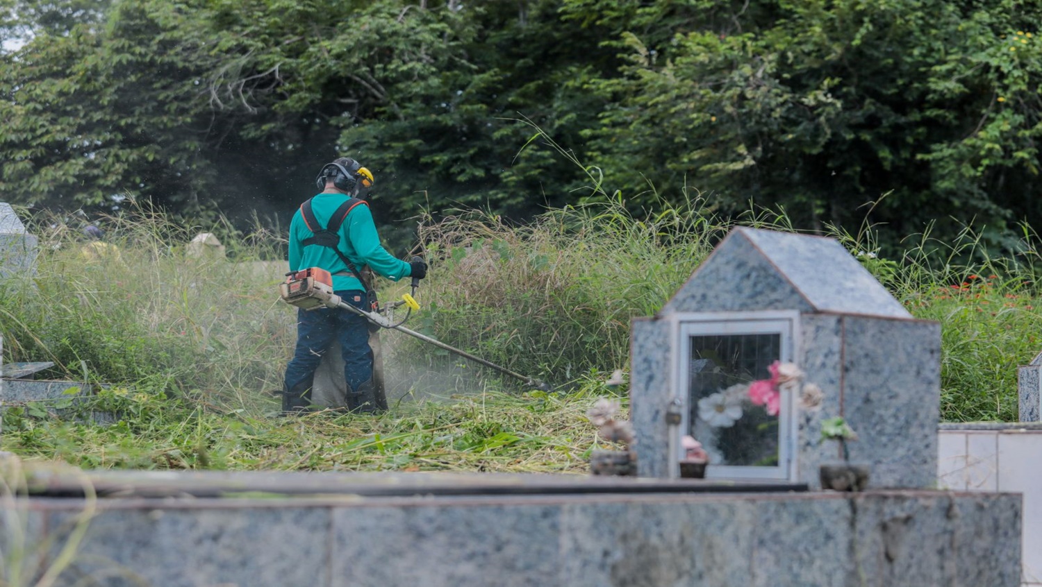 CONSERVAÇÃO: Serviços de limpeza são feitos pela prefeitura no Cemitério Santo Antônio 