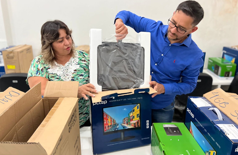 INFORMÁTICA: Dep. Anderson entrega equipamentos para Escola Municipal Voo da Juriti