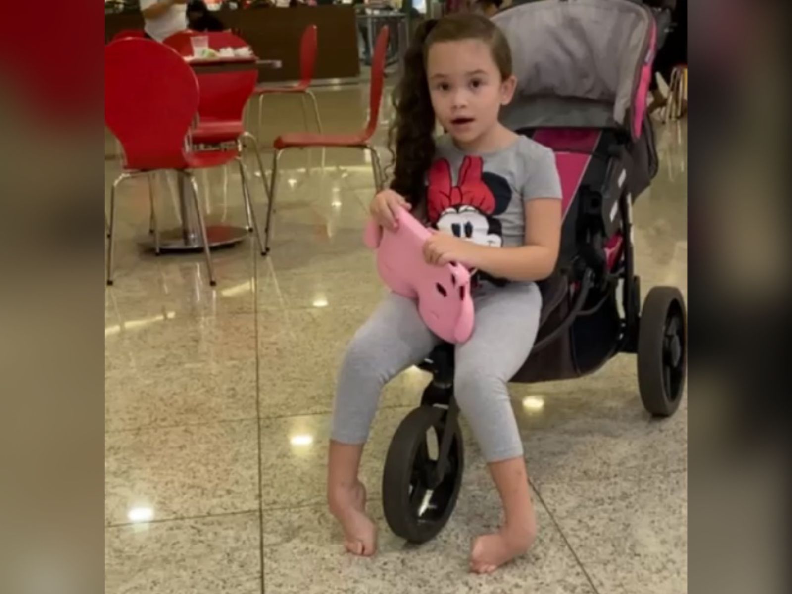 URGÊNCIA: Família cria rifa para tratamento de criança que tem pés curvados: ''ela quer andar''