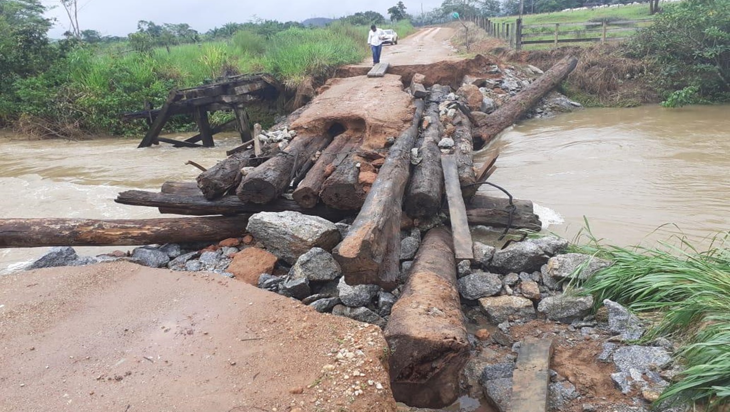 TEMPORAL: Queda de ponte em Campo Novo de Rondônia deixa BR 421 interditada