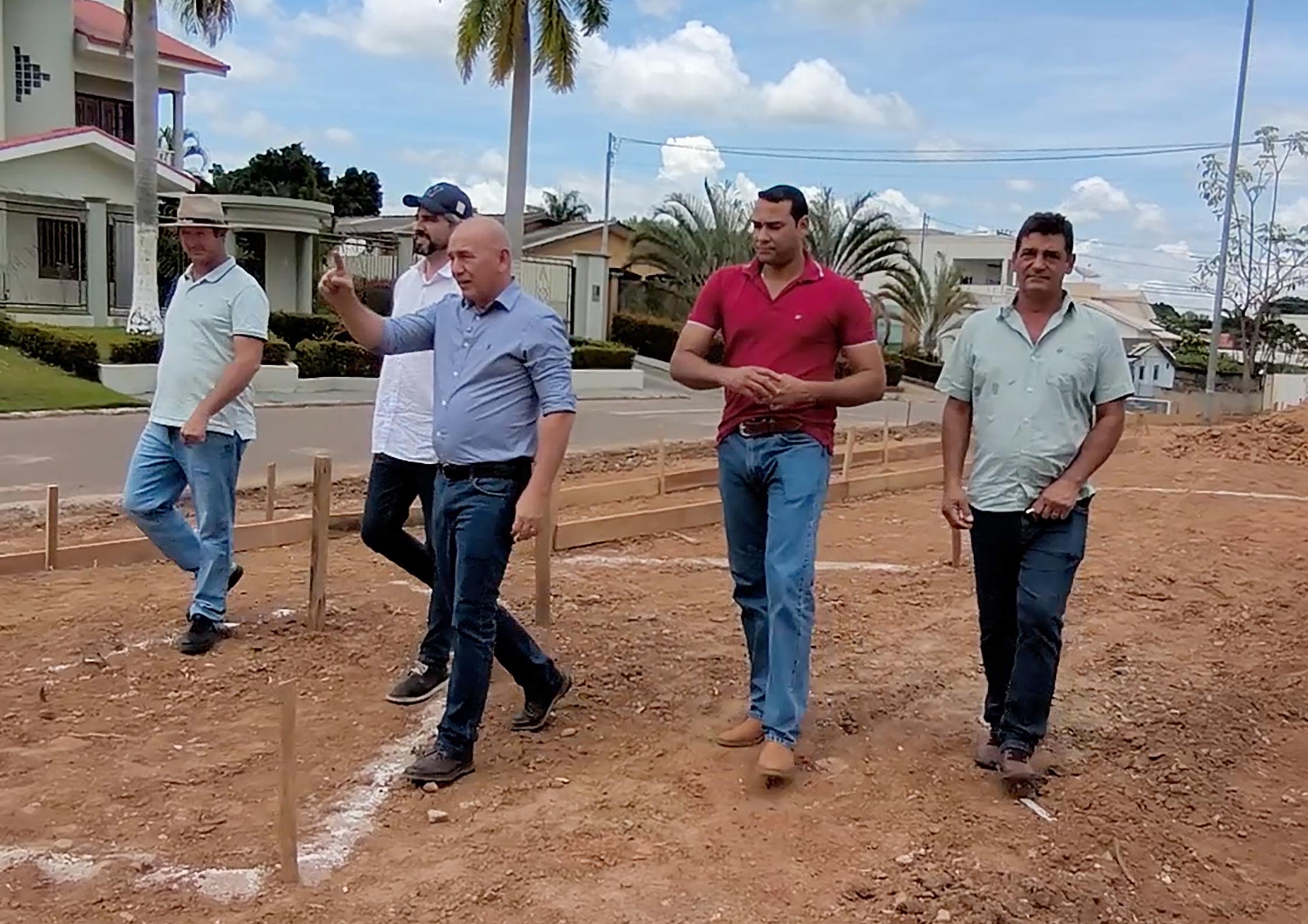 EZEQUIEL NEIVA: Deputado vistoria obras de construção de estacionamento em Colorado do Oeste