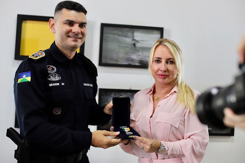 IEDA CHAVES: Deputada recebe a Medalha Forte Príncipe da Beira da PM RO