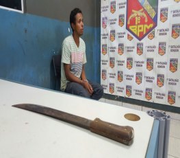 Jovem é preso após ameaçar com facão ex- mulher e filha de 6 anos