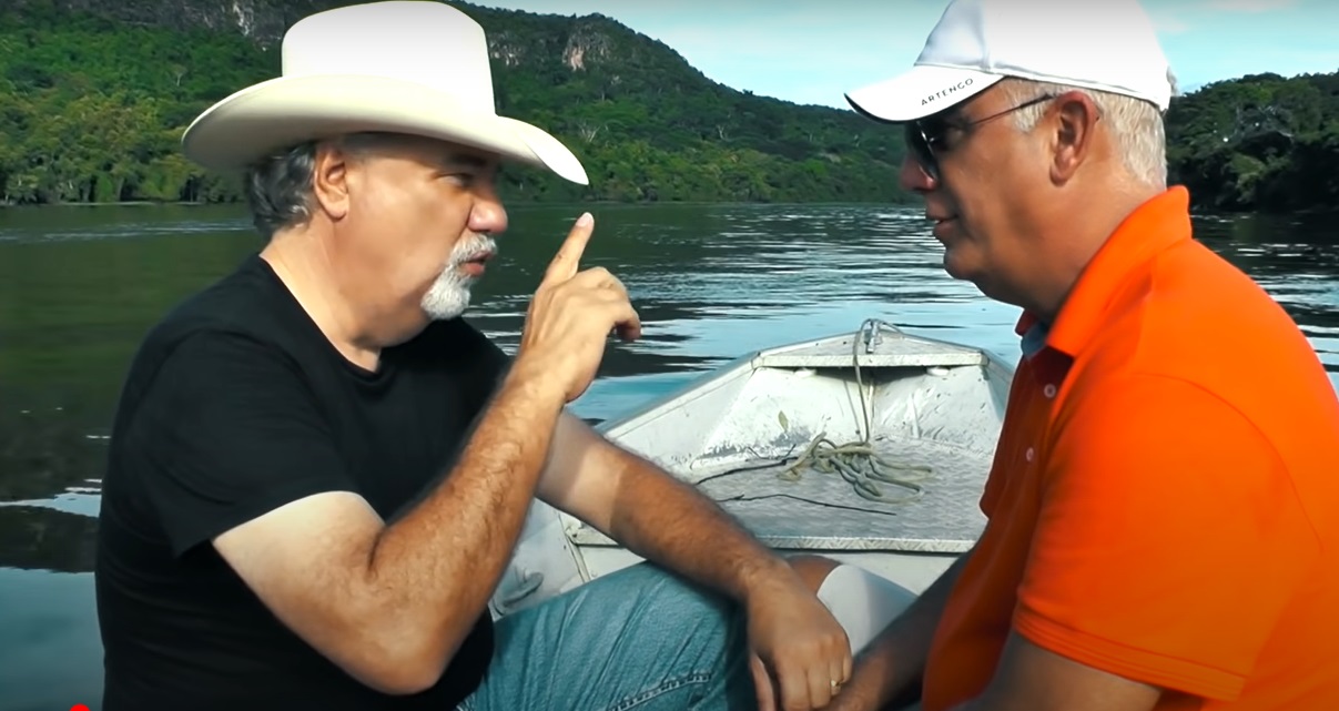  ASSISTA AO VÍDEO: Dupla sertaneja de São Paulo grava, em rio de Rondônia, clipe de música 