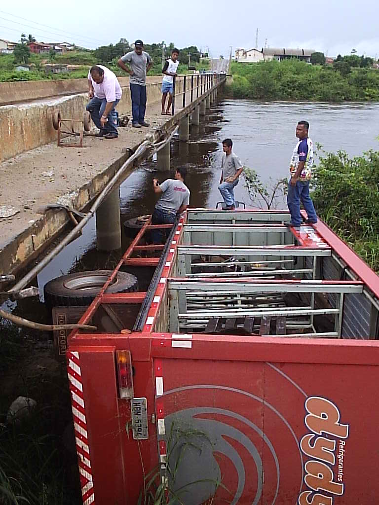 Caminhão da Dydyo cai na ponte sobre o rio Urupá em Ji-Paraná