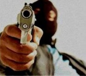 Ladrões rendem casal e filha escondida dentro do guarda roupa consegue chamar a Polícia