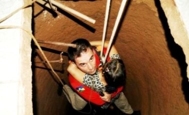 Criança cai em poço dentro de casa  