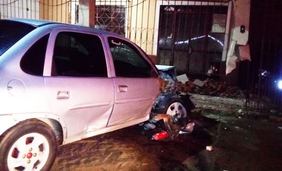 Motorista embriagado perde controle de veículo e destrói frente de residência


