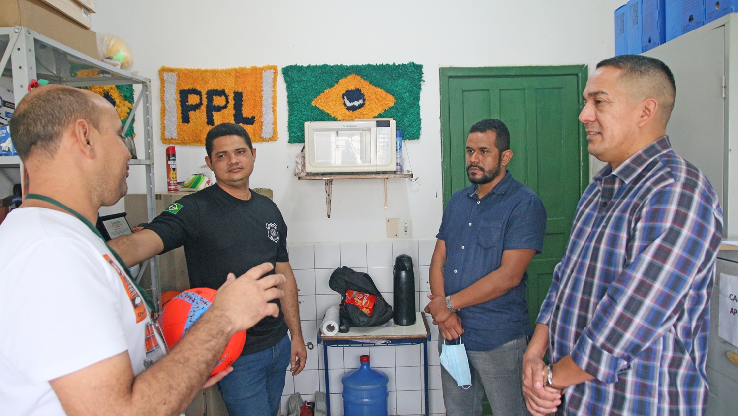 REINSERÇÃO: Deputado Eyder Brasil conhece o projeto 'Pintando a Liberdade'