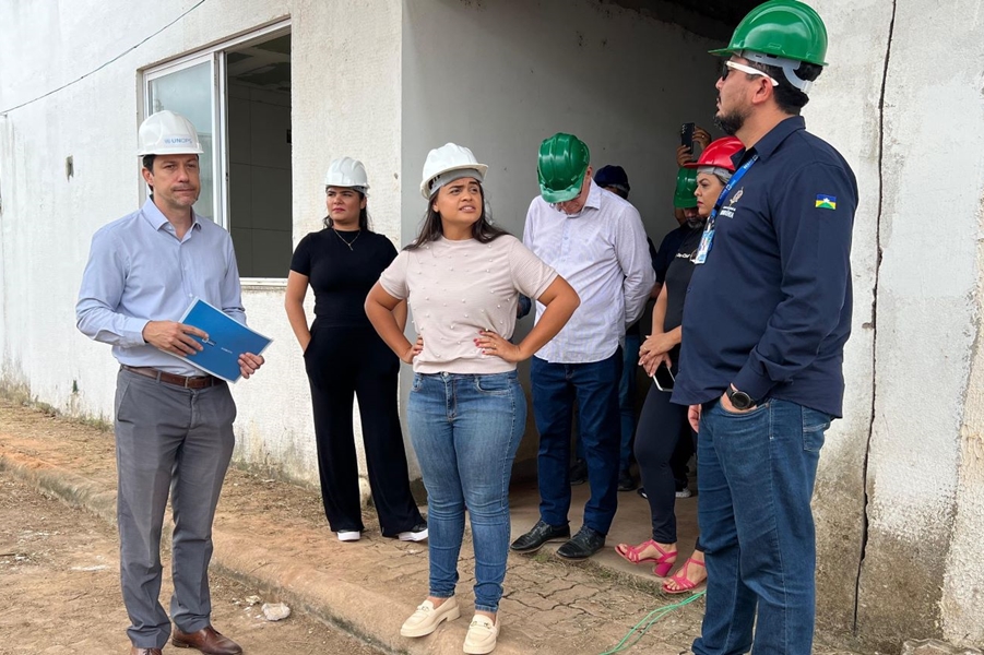 GUAJARÁ-MIRIM: Deputada participa de encontro com autoridades nas obras do Hospital Regional