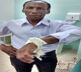 Homem de 67 anos faz cirurgia improvisada em si mesmo 
