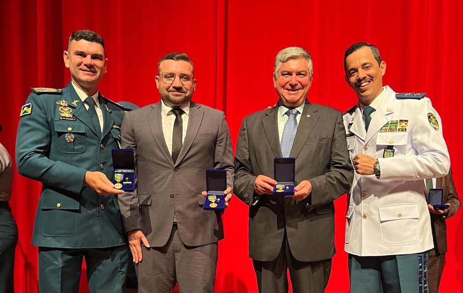 RIBEIRO DO SINPOL: Deputado é condecorado com medalhas em solenidade de 80 anos da banda da PMRO