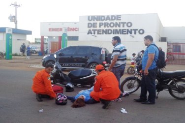 DESCUIDO - Mulher fica ferida após cair de motocicleta
