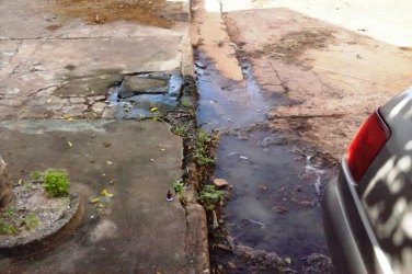 Esgoto estourado no Centro trás transtorno a população