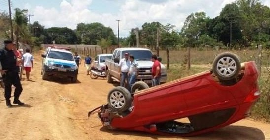 Motorista perde controle e capota carro na área rural 