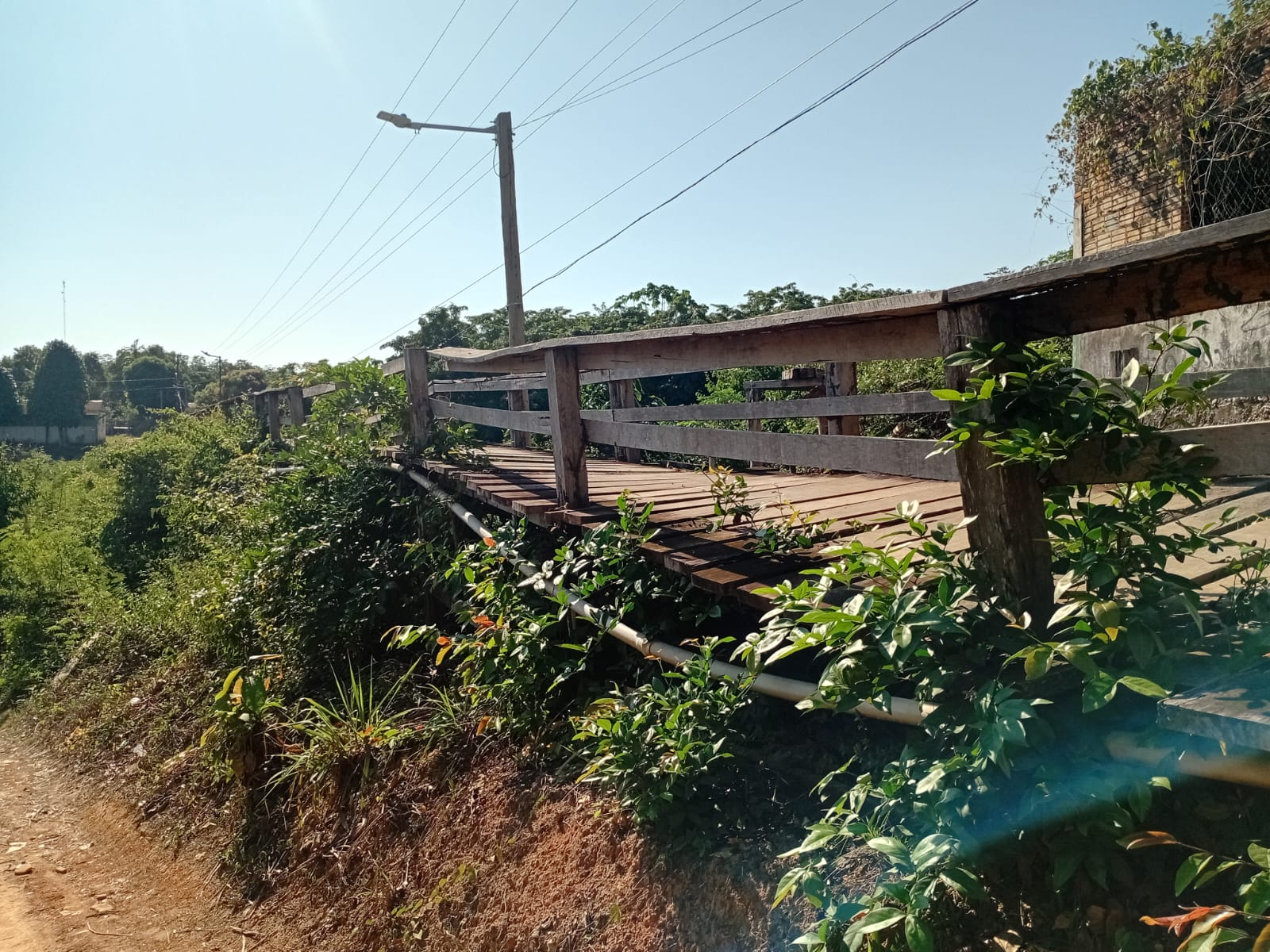 PEDIDO DE PROVIDÊNCIA: Morador do distrito de Calama pede reforma de ponte perigosa