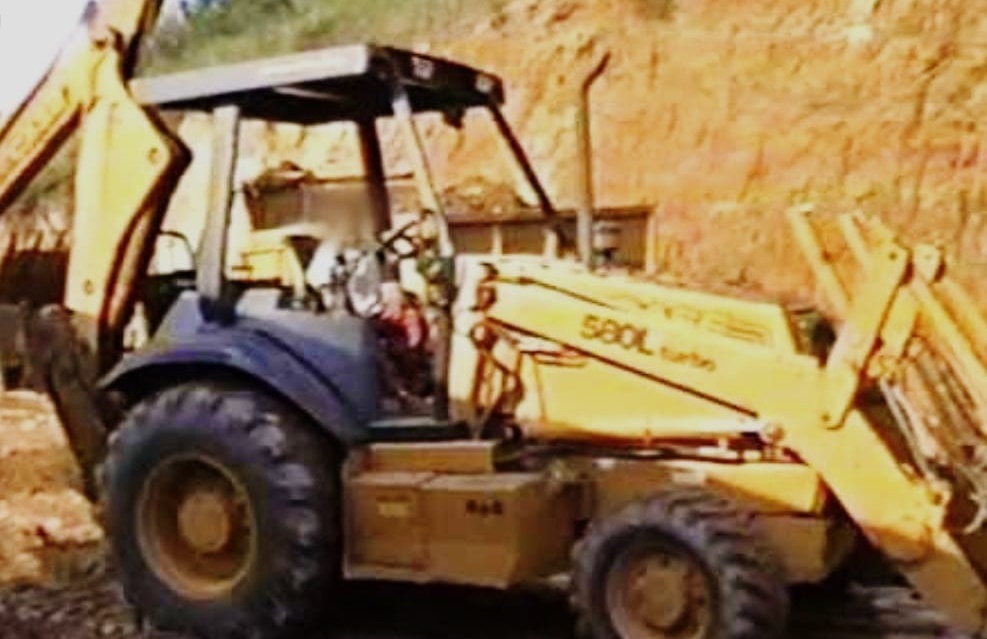 PAI AUTORIZOU: PM flagra criança de seis anos sozinha dirigindo trator