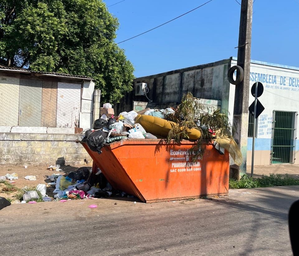 CENAS DA CIDADE: Caçamba de lixo transborda na Estrada do Santo Antônio; moradores reclamam