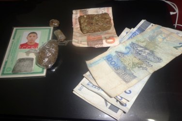 Casal é preso pela PM vendendo drogas na zona Leste
