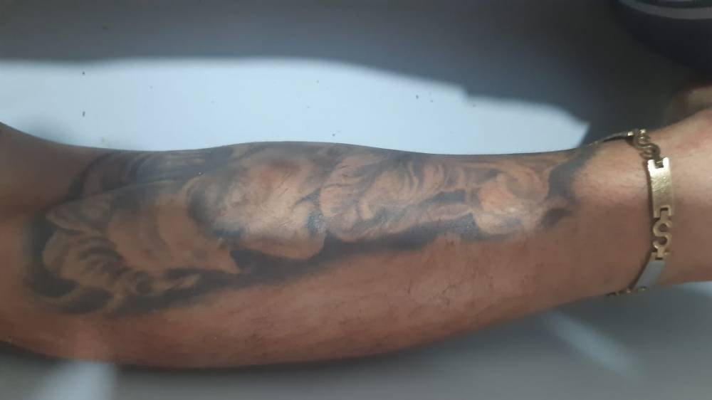 MISTÉRIO: Polícia tenta identificar corpo tatuado de rapaz morto a pauladas