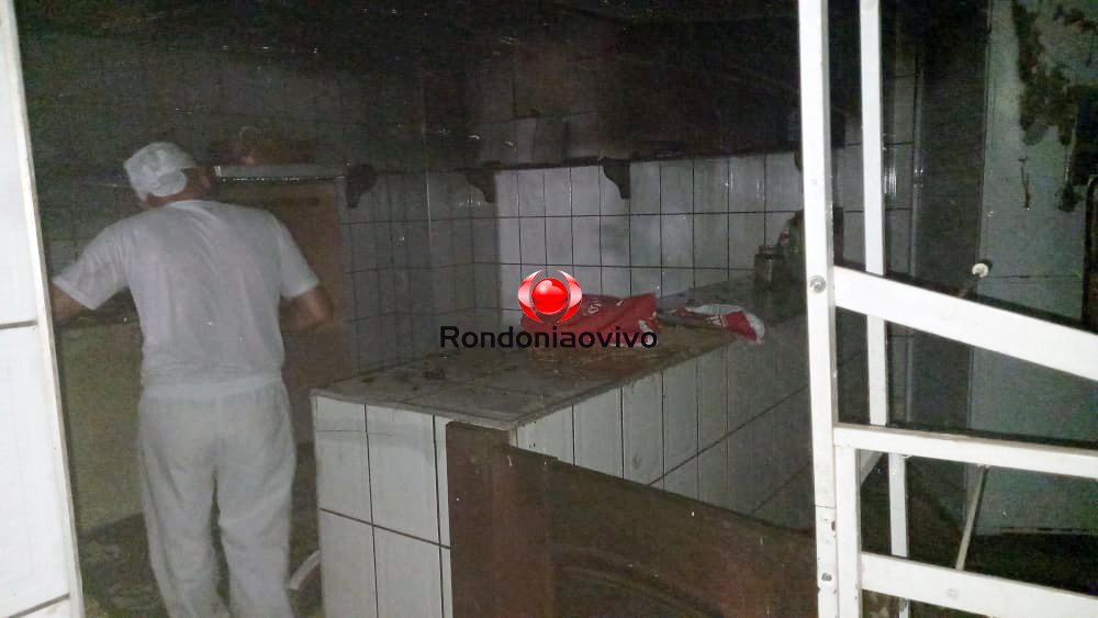 URGENTE: Botijão de gás provoca incêndio em comércio na zona Leste