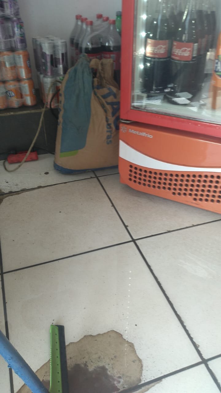 AGUACEIRO: ‘Caerd diz que arrumou, mas ficou pior’, diz lojista sobre vazamento na Av. Sete de Setembro