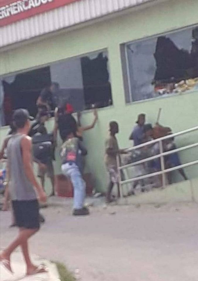 População invade supermercado por protesto aos altos preços 
