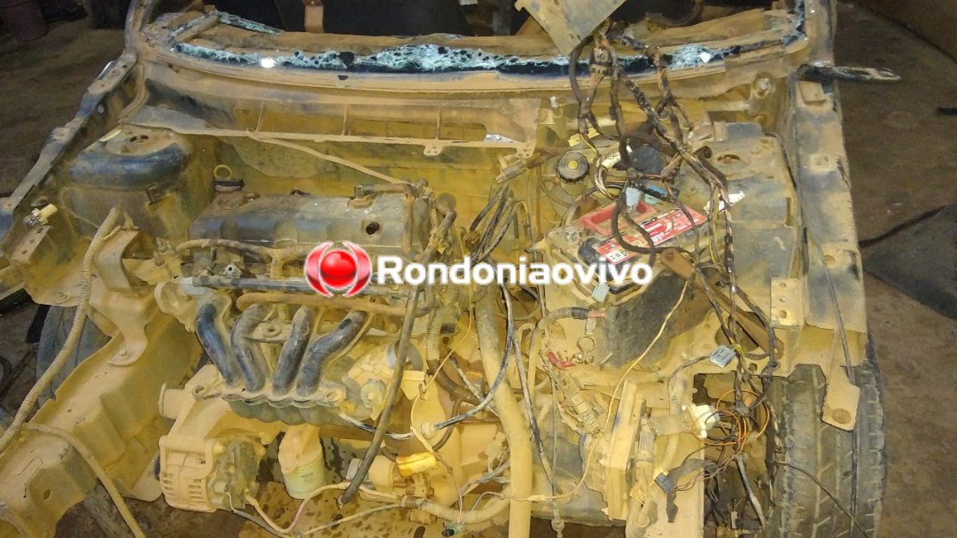 FLAGRANTE: Mecânico é preso em oficina desmanchando automóvel roubado