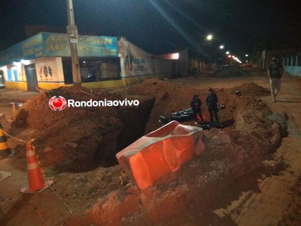 DESCASO: Buraco aberto pela prefeitura causa grave acidente com casal em moto