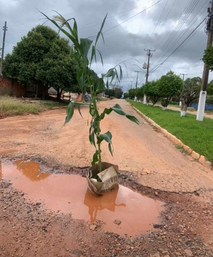SOFRIMENTO: Buracos e lamaçal tomam de conta de Alta Floresta D’Oeste