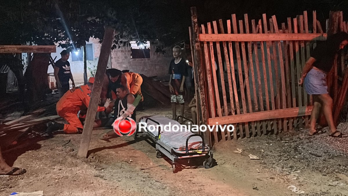 VÍDEO: Casal fica gravemente ferido após bater em carro e derrubar cerca de casa