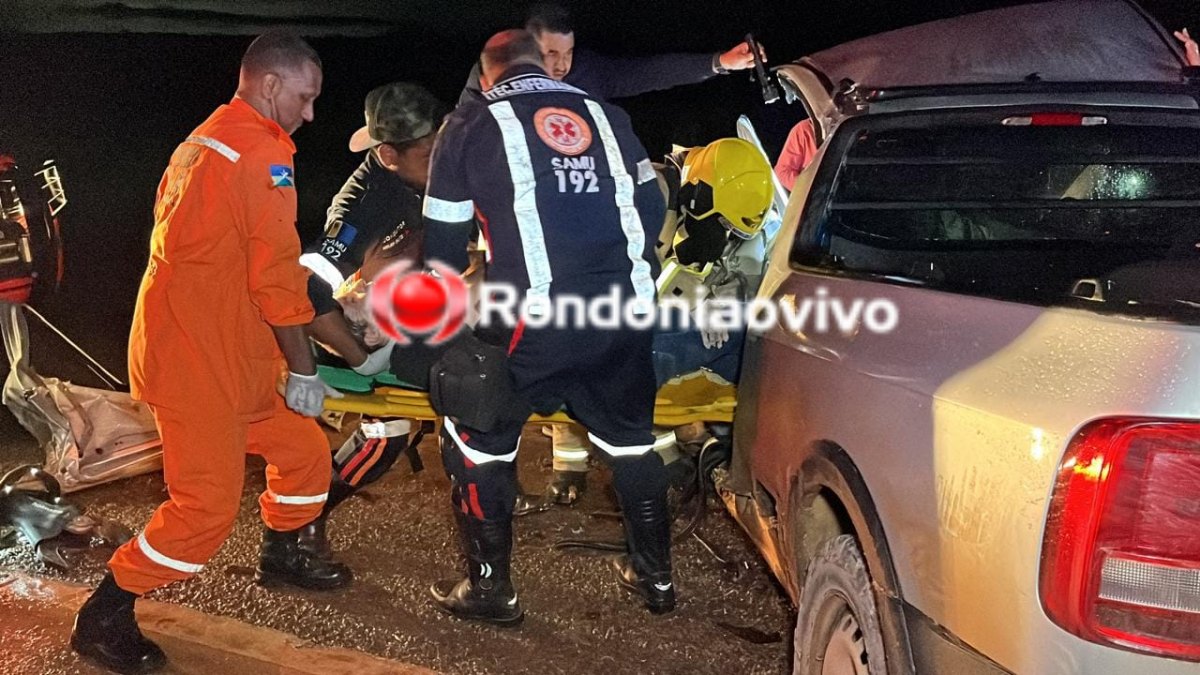 CARRO E CAMINHÃO: Motorista fica preso nas ferragens em grave acidente na BR-364 