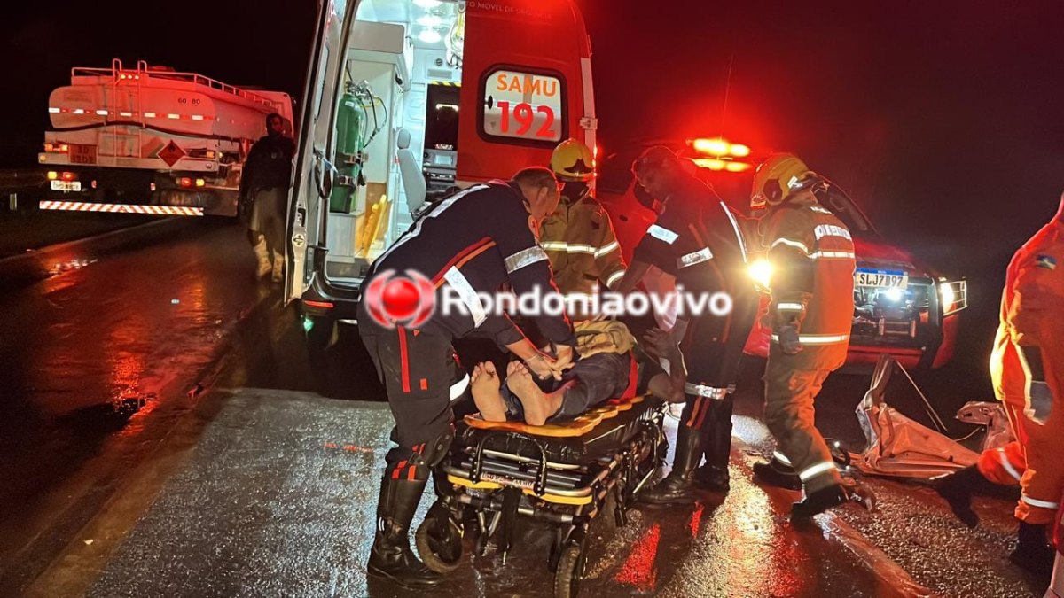 CARRO E CAMINHÃO: Motorista fica preso nas ferragens em grave acidente na BR-364 