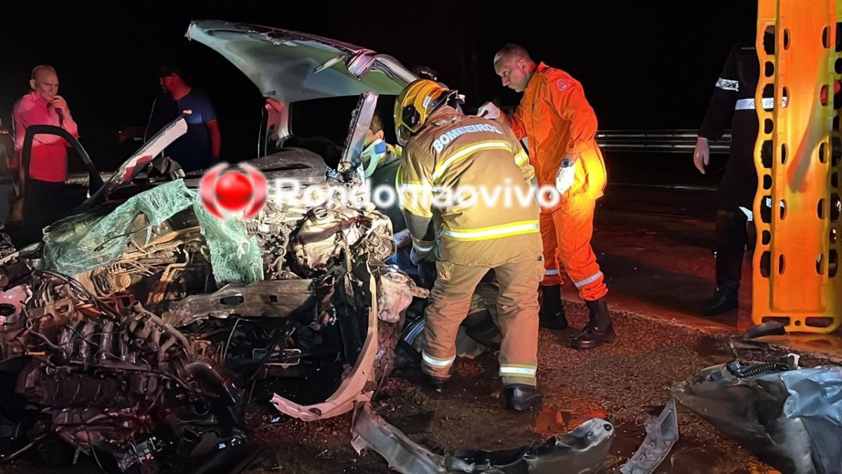CARRO E CAMINHÃO: Motorista fica preso nas ferragens em grave acidente na BR-364 
