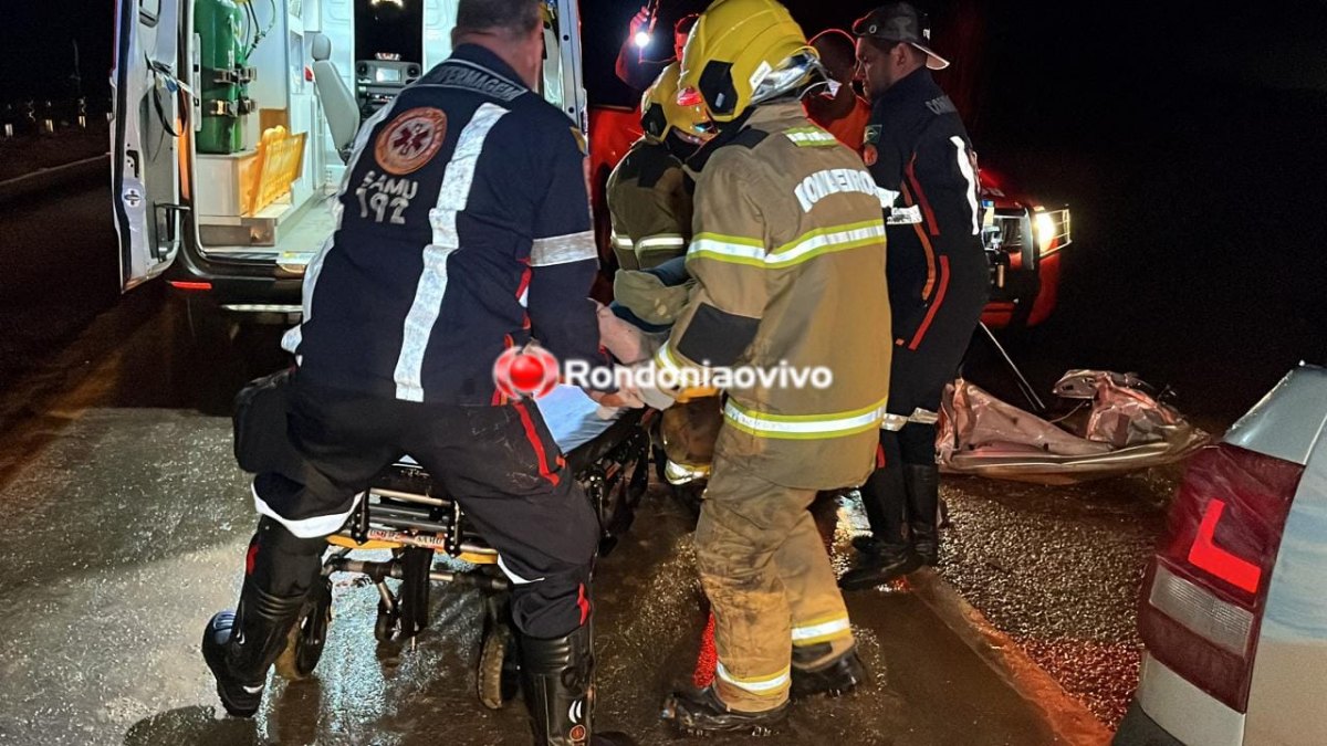 CARRO E CAMINHÃO: Motorista fica preso nas ferragens em grave acidente na BR-364 